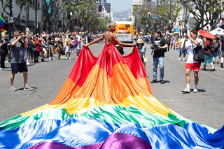 2022 hollywood boulevard gay pride parade rainbow cape